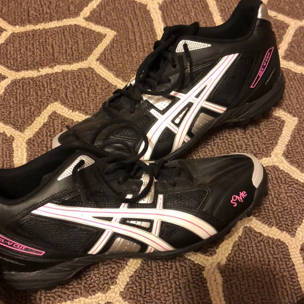 Turf athletic shoes